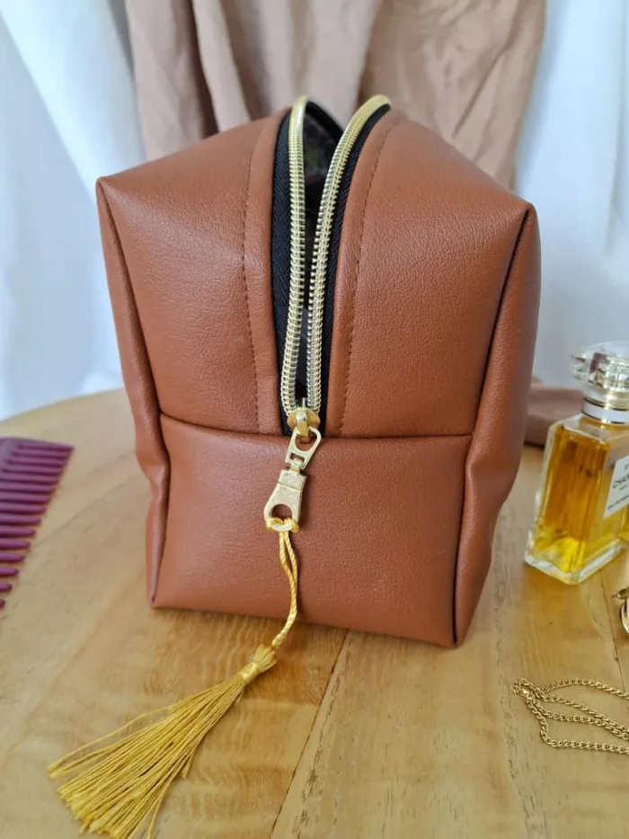 TROUSSE DE TOILETTE – Simili Cuir Camel – Image 2