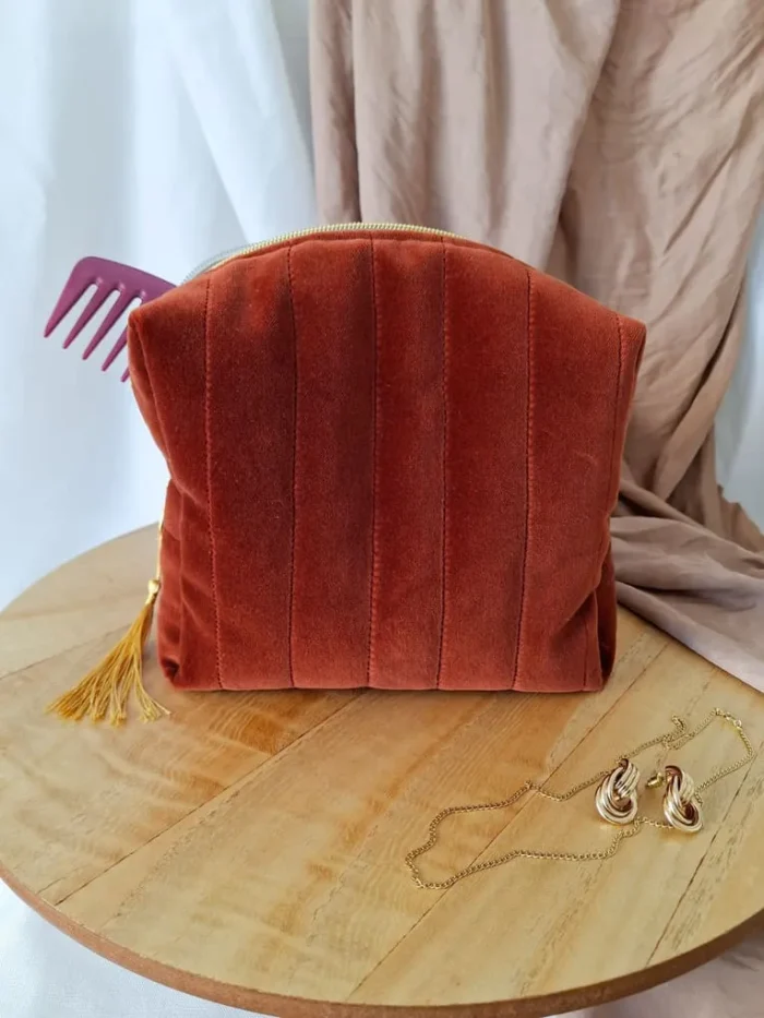 TROUSSE DE TOILETTE HAUTE - Velours Matelassé Terracotta – Image 4