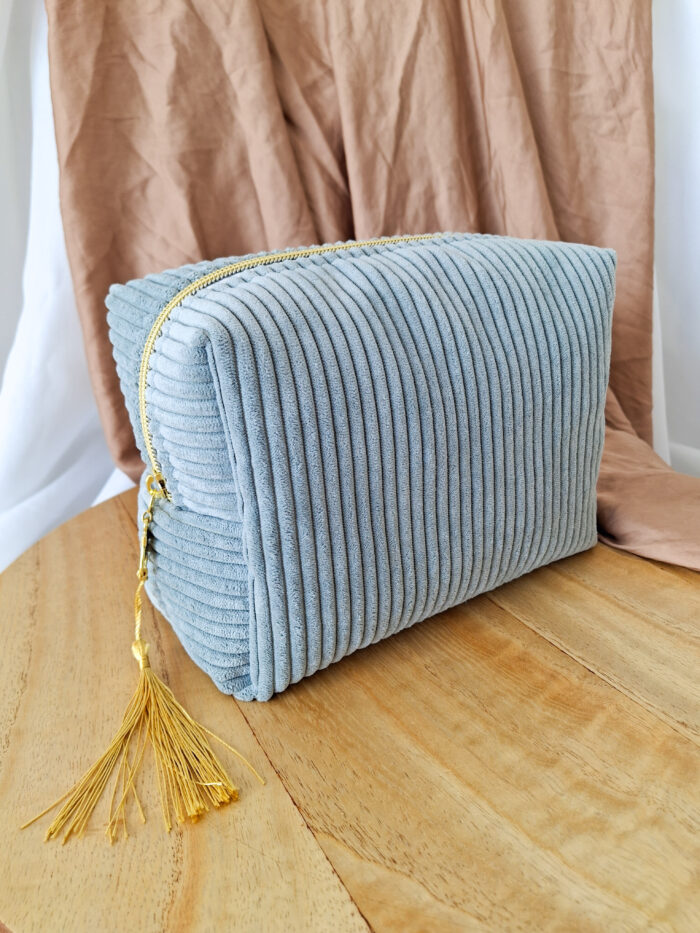 Kit Couture - La Trousse de Toilette en Velours Bleu – Image 3