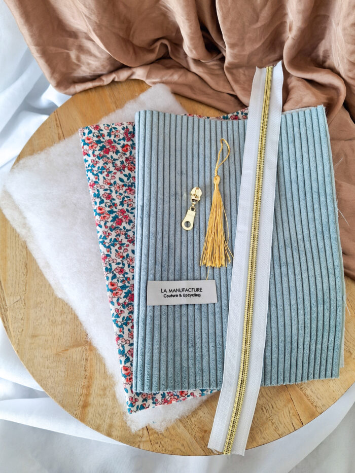 Kit Couture - La Trousse de Toilette en Velours Bleu – Image 2